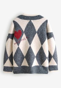 Stickad tröja med ett diamantmönster i grått och kräm, med ett rött hjärtmotiv och broderad text "WILD CHILD". Ribbad krage och fåll.