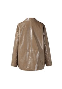 Chaqueta de cuero sintético marrón brillante con mangas largas y cuello plano, vista desde atrás sobre un fondo blanco.