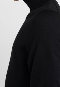 DRYKORN Stickad tröja - black