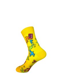 Calzino di cotone giallo con un motivo giocoso di colorati personaggi dei cartoni animati, con un bordo ribattuto e vari accenti dai colori vivaci.