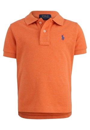Camiseta polo naranja hecha de algodón texturizado, con un cuello, tapeta de dos botones y un pequeño logo azul bordado en el lado izquierdo del pecho.