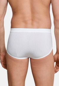 Boxer da uomo in cotone bianco con texture a coste verticali e vestibilità aderente. Vita elastica morbida e dettagli di cucitura minimi.