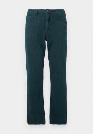 Mørk teal rette ben jeans med frontknapp og glidelås, front- og baklommer, vist flatt på hvit bakgrunn.