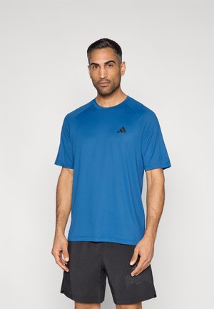 Camiseta deportiva azul de manga corta, con cuello redondo y tela texturizada; cuenta con un pequeño logo negro en el pecho.
