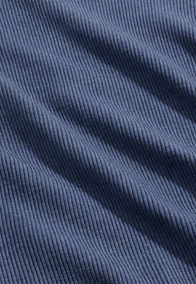 Tessuto strutturato di colore blu scuro, con strisce verticali e una finitura liscia. Il materiale sembra leggermente elastico e ha una finitura morbida.