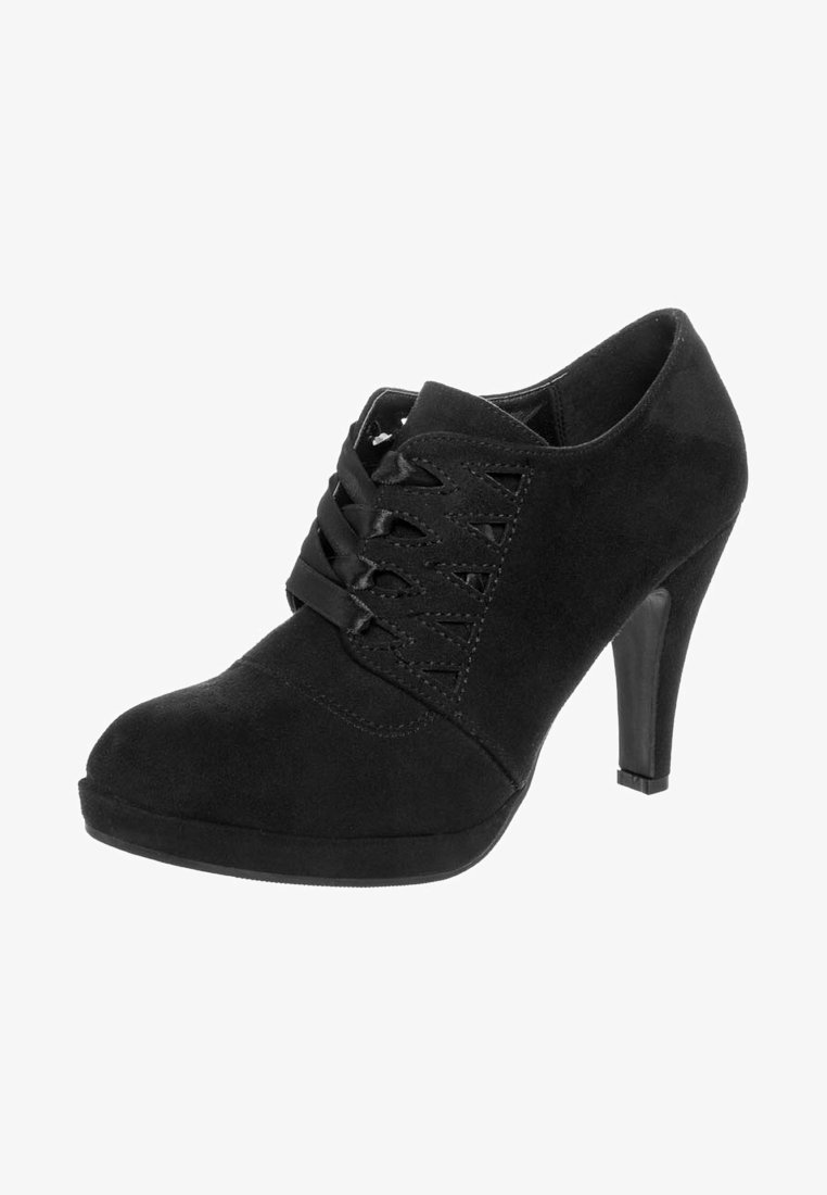 Chaussure à talon haut en daim noir avec un bout arrondi, un laçage sur le devant et une texture lisse. Le talon aiguille apporte de la hauteur et de l'élégance.