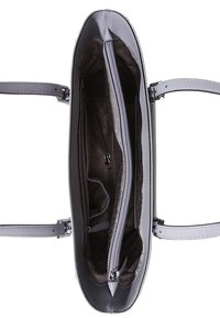 Szara syntetyczna torebka z dwoma uchwytami u góry. Wnętrze zawiera kieszeń na zamek oraz dwie otwarte przegrody, wyłożone jasnym materiałem.