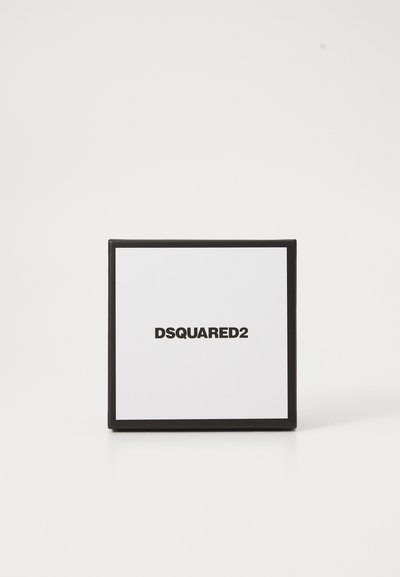Ruudu kuju karp, millel on valge esipind ja must äär, ning mille esipinnal on keskel julge must kiri "DSQUARED2".