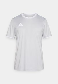 Γκρι αθλητική μπλούζα από ελαφρύ ύφασμα, με στρογγυλή λαιμόκοψη, κοντά μανίκια και λευκές λεπτομέρειες με λογότυπο στο στήθος.