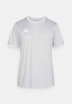 Siva sportska majica od lagane tkanine, s okruglim izrezom, kratkim rukavima i bijelim detaljima te logom na prsima.