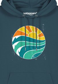 Teal hoodie met een ronde grafische afbeelding van een zon in oranje en geel boven gestileerde golven in tinten teal en wit. Gemaakt van een katoenmix.