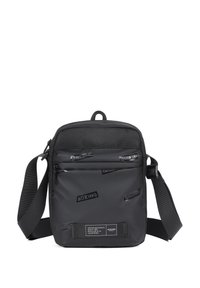 Borsa a tracolla nera realizzata in materiale resistente, con un pannello frontale testurizzato e loghi in rilievo, tracolla regolabile e scomparti con zip.