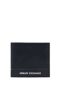 Portafoglio in pelle nera con texture granulata, con il marchio bianco "ARMANI EXCHANGE" lungo il fondo. Design bifold con bordi puliti.