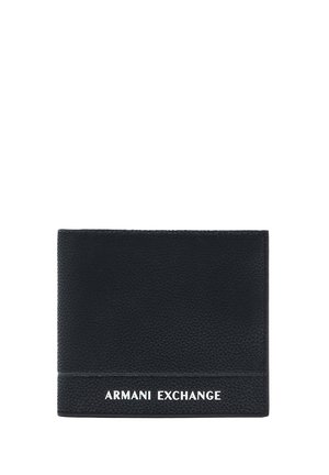 Portafoglio in pelle nera con texture granulata, con il marchio bianco "ARMANI EXCHANGE" lungo il fondo. Design bifold con bordi puliti.