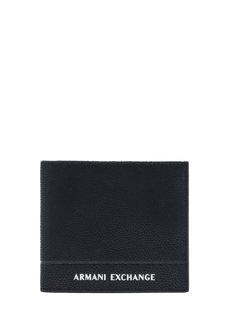 Portafoglio in pelle nera con texture granulata, con il marchio bianco "ARMANI EXCHANGE" lungo il fondo. Design bifold con bordi puliti.