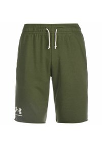 Pantalones cortos deportivos verdes con una cintura elástica y cordón blanco. Presenta un logo impreso en blanco en la parte inferior de la pierna izquierda.