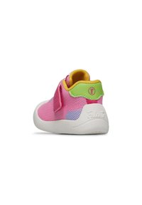 Rosa und blaue Mesh-Schuhe mit einer weißen Sohle, ausgestattet mit einer grünen und gelben Fersenschlaufe sowie einem seitlichen Klettverschlussriemen für einfaches Anziehen.