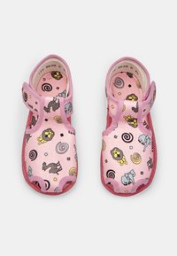 Roosa beebikeskuse sandaalid loomade printidega, sealhulgas lõvid, elevandid ja kaamelid, millel on Velcro rihmad ja avatud varbad.