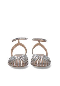 Zapatos planos plateados con adornos y correas, con un diseño ondulado y acentos metálicos. Con punta abierta y una plantilla acolchada en color beige.