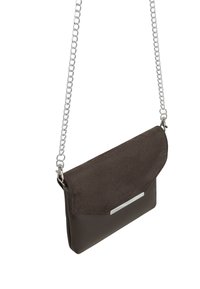 Clutch de ante y cuero marrón con un acento de metal plateado, que presenta un cierre de solapa y una correa de cadena. Textura suave y diseño minimalista.