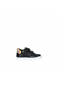 Sneakers in pelle nera con due cinturini in velcro, suola in gomma bianca e accentuazione iridescente sul tallone. Design a punta rotonda.