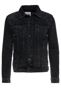 Chaqueta de mezclilla negra con un diseño clásico, cierre de botones en la parte frontal, dos bolsillos en el pecho y una textura ligeramente desgastada.