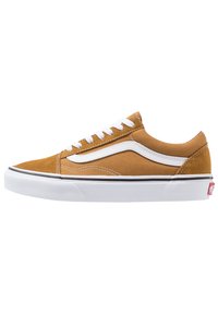 Tan suède sneakers met witte accenten, met een klassiek ontwerp, ronde neus, platte vetersluiting en rubberen zool met zwarte rand.