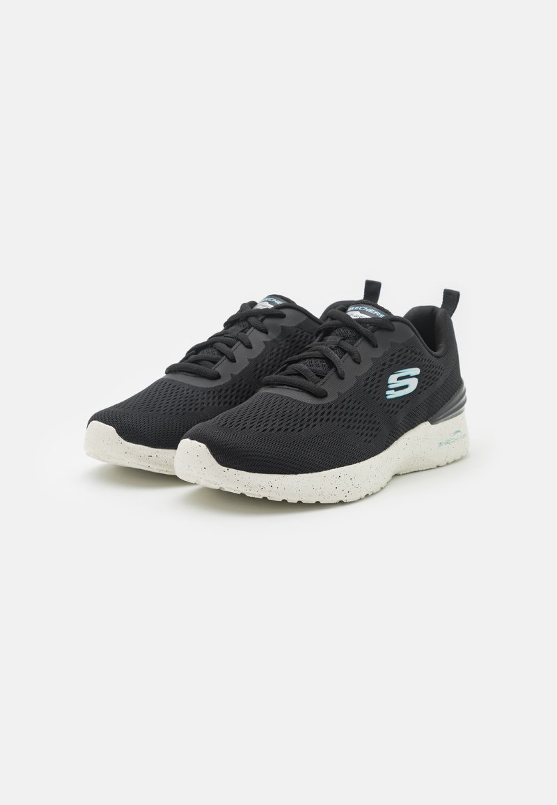 Zwarte sportieve schoenen met een bovenwerk van mesh, met een gevlekte witte zool en slank ontwerp. Blauwe logoaccenten aan de zijkant en op de veters.