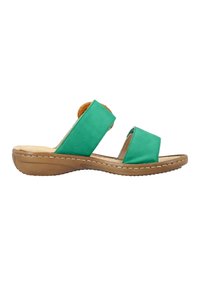 Groene suède slip-on sandalen met twee brede banden, een gevoerde binnenzool en een lichtbruine rubberen zool met stiksels.