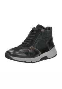 Zwarte leren hoge sneakers met een getextureerde bovenkant, contrasterende bruine accenten en een zijrits. Voorzien van een grijze rubberen zool en vetersluiting aan de voorkant.