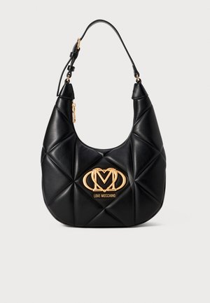 Sac à main en cuir synthétique matelassé noir avec un accent de logo doré. Présente une forme incurvée et une bandoulière réglable.