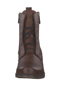 Bottine en cuir marron avec un système de laçage à l'avant, des fermetures éclair sur le côté, des clous décoratifs en métal et une finition lisse. Design à bout arrondi.