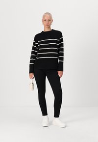 Vero Moda Petite VMFLAWLESS O NECK - Džemperis - black/birch