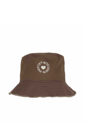 Brauner Eimerhut mit ausgefranstem Rand und weißem, gesticktem Herz, umgeben von GPS-Koordinaten auf der Vorderseite.