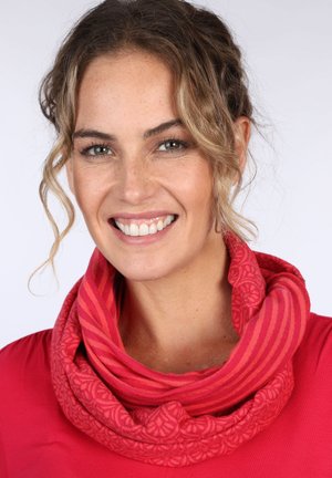 Roter Infinity-Schal aus weichem Strickstoff mit einem strukturierten Blumenmuster und horizontalen Streifen. Wird geschichtet um den Hals getragen.
