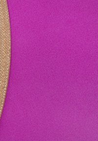 Lila Stoff mit einer strukturierten Oberfläche, der am Rand mit einem goldenen, funkelnden Akzent verziert ist, was ein kontrastierendes Detail schafft.