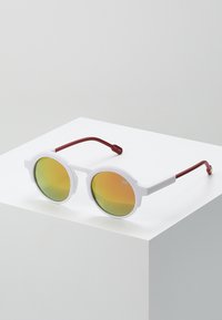 Sunheroes Occhiali da sole - matt white/red revo