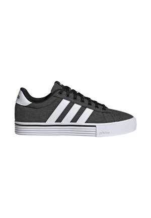 Sneaker Adidas noir et blanc avec trois bandes blanches, lacets noirs, col rembourré et épaisse semelle blanche avec un design texturé.
