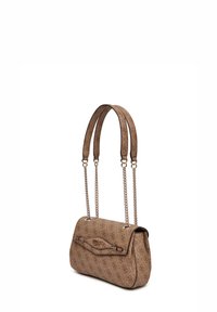 Borsa a spalla in tessuto beige con motivo trapuntato, patta frontale con chiusura a gancio e doppi manici a catena per il trasporto.