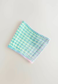 Écharpe tissée à carreaux pastel avec des teintes de bleu, vert et violet. Texture douce avec un léger éclat, finie par un bord rose pâle.
