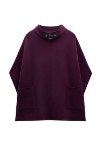 Fioletowy, oversize'owy płaszcz z miękkiej wełny, z wysokim kołnierzem, dwoma przednimi kieszeniami i czarnym zapięciem. Gładka struktura i nowoczesny design.