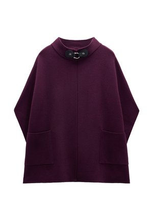 Fioletowy, oversize'owy płaszcz z miękkiej wełny, z wysokim kołnierzem, dwoma przednimi kieszeniami i czarnym zapięciem. Gładka struktura i nowoczesny design.