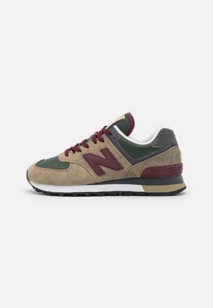 Lavtop sneaker med beige ruskind, mørkegrønne paneler, burgunderrødt "N" logo og snørebånd, hvid indvendig foring og sort-beige sål.