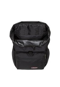 Schwarzer Rucksack mit Rollverschluss, einer mit Reißverschluss versehenen Fronttasche, Netzseitentaschen und einem strapazierfähigen Gewebe.