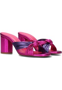 Fuchsia en paarse metallic hakken mules hebben een geknoopt bandontwerp, een gladde textuur en 7,5 cm blokhakken op een roze inlegzool.