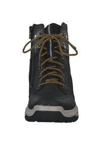 Zwarte hoge schoen met gele veters, bovenwerk van suede en textiel, rubberen zool, zijrits en subtiele reflecterende accenten aan de voorkant.