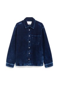 Donkerblauwe corduroy jas met een puntige kraag, een voorzak, knoopsluiting en lange mouwen met textuur ribbeling.