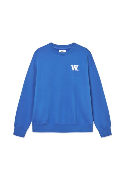 Sudadera de cuello redondo azul hecha de algodón suave, con un logo blanco en el lado izquierdo del pecho y puños y dobladillo de canalé. Textura suave.
