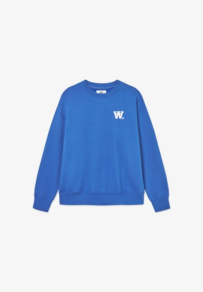 Sudadera de cuello redondo azul hecha de algodón suave, con un logo blanco en el lado izquierdo del pecho y puños y dobladillo de canalé. Textura suave.