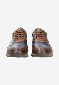 Baskets en cuir marron et marine avec une texture lisse, dotées d'une semelle rembourrée et de lacets marron, présentant des bandes latérales et une pointe ronde.